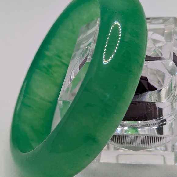 Green Jade Bangle Bracelet - Picture 4 of 7